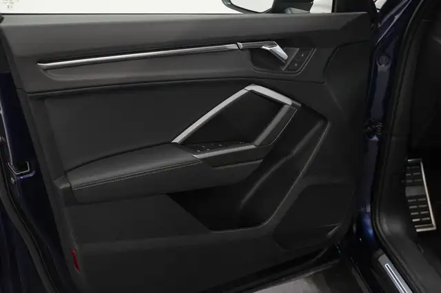 Audi Q3 view 8
