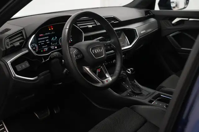 Audi Q3 view 9