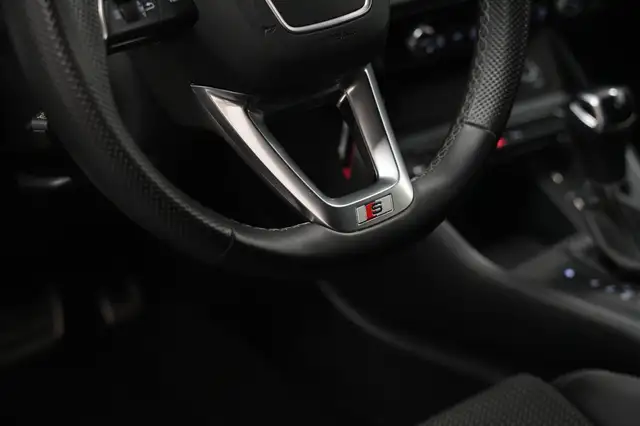 Audi Q3 view 10