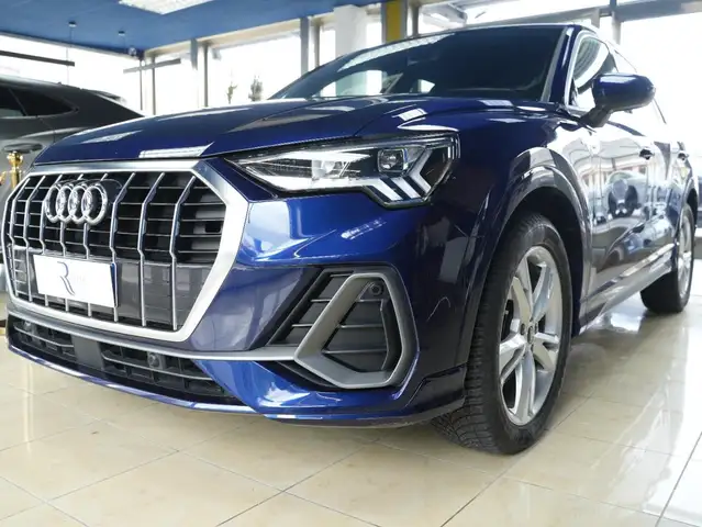 Audi Q3 view 3