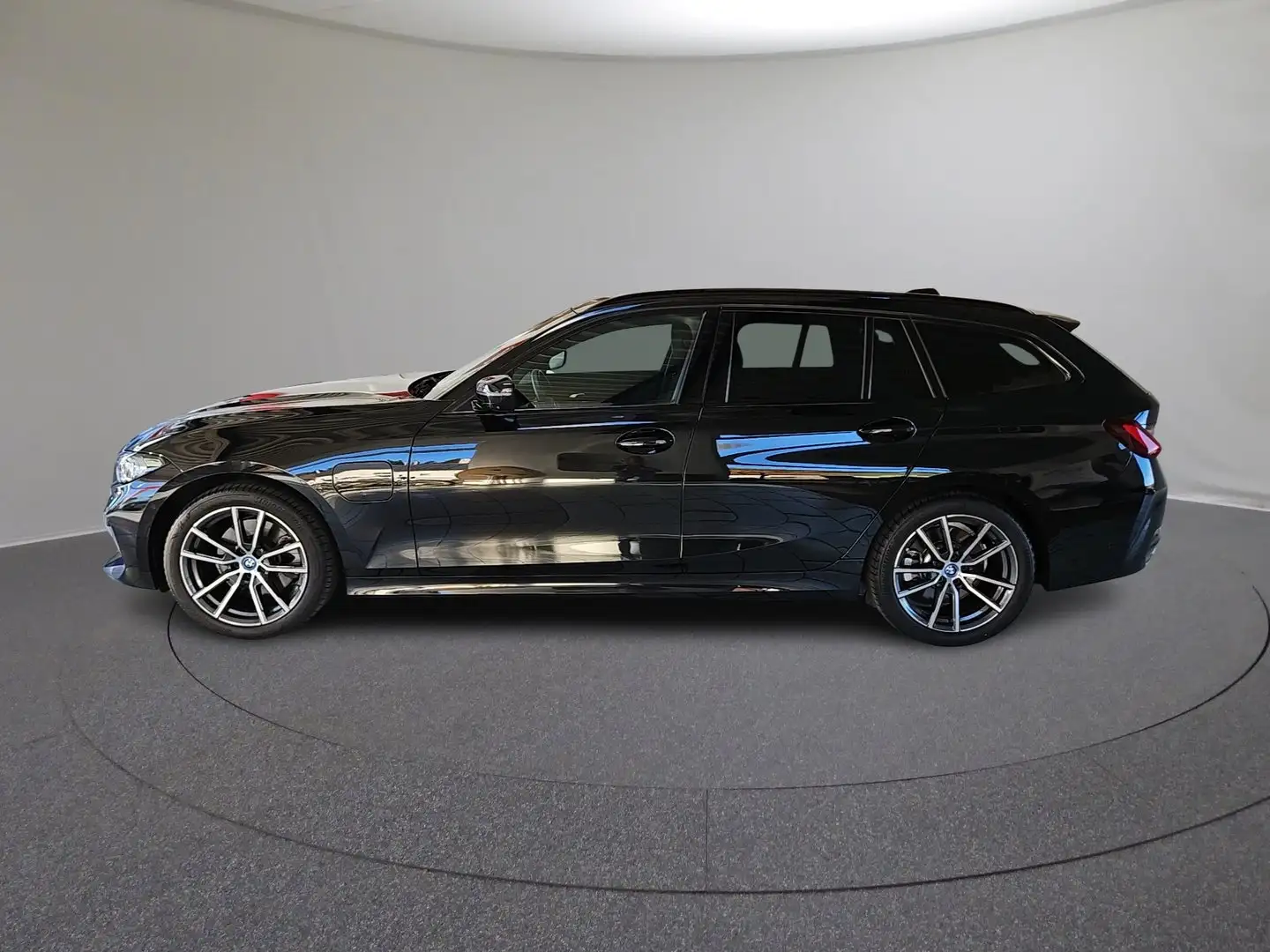 BMW 330 BMW 330e PHEV xDrive Touring Aut. Schwarz - 2