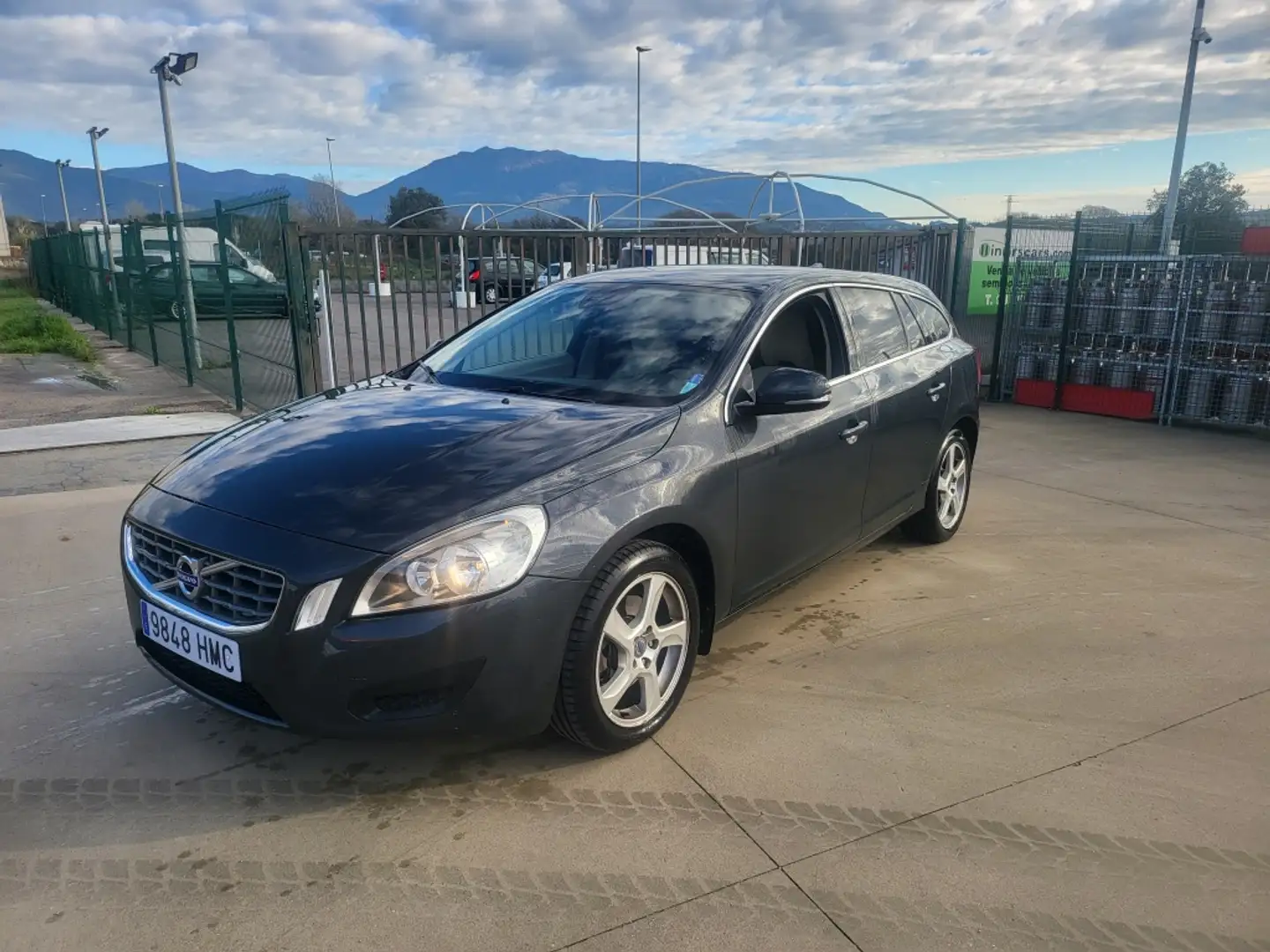 Volvo V60 D3 Momentum Aut. Gris - 1