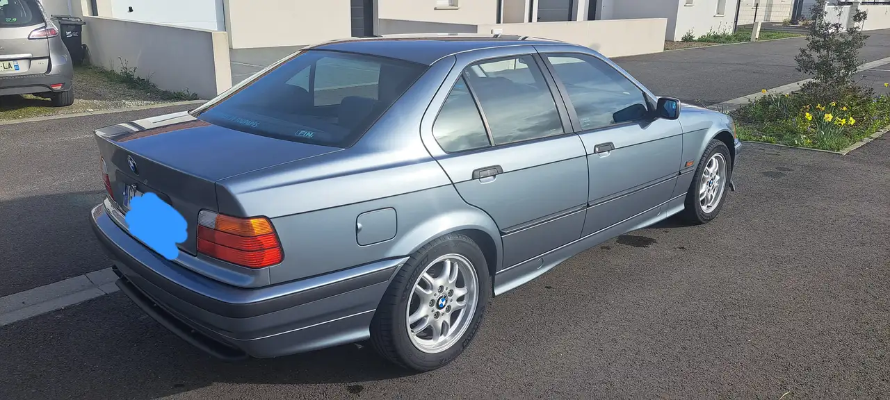 BMW 320i, foto 2