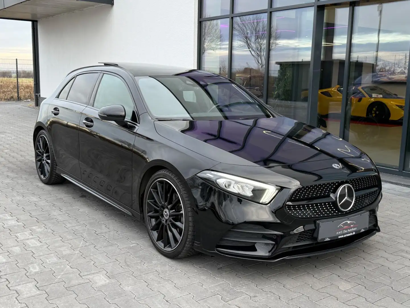 Mercedes-Benz A 200 AMG Line Night Paket Navi LED Panorama Schwarz - 2