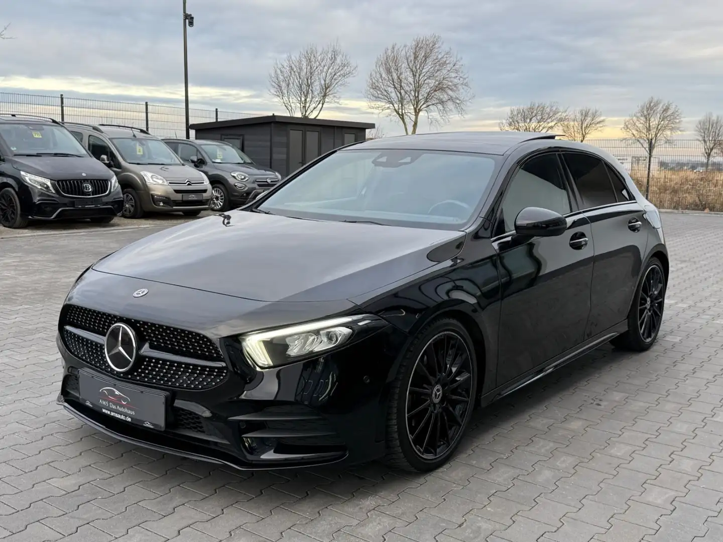 Mercedes-Benz A 200 AMG Line Night Paket Navi LED Panorama Schwarz - 1