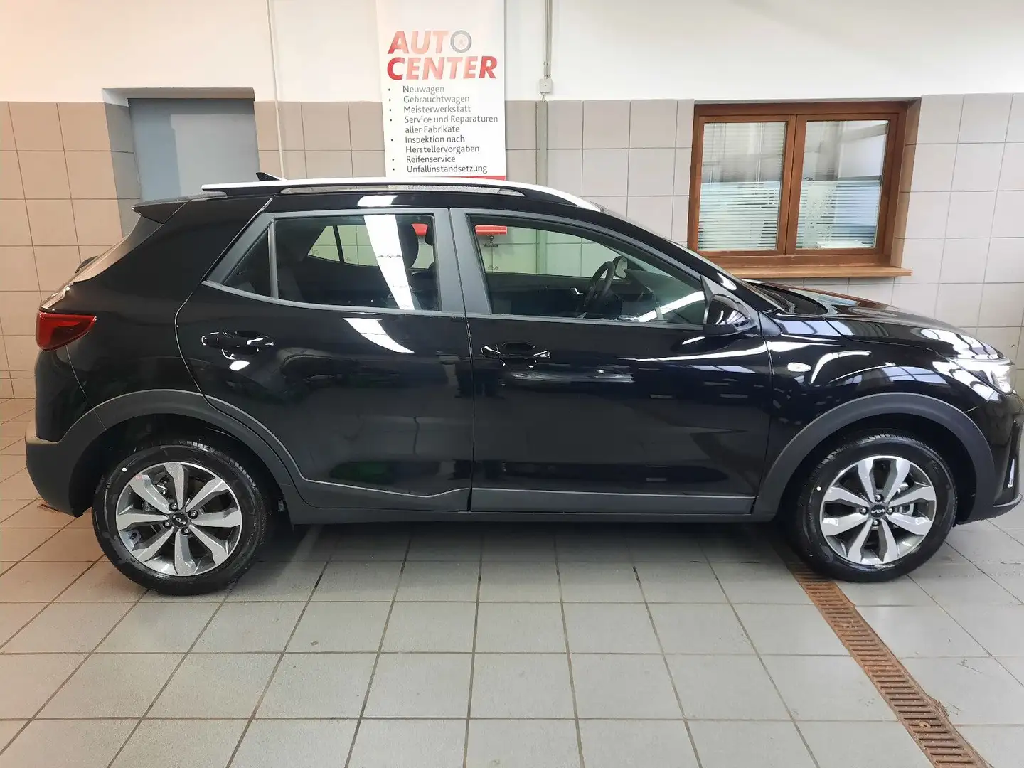 Kia Stonic 1.2Spin Schwarz - 2
