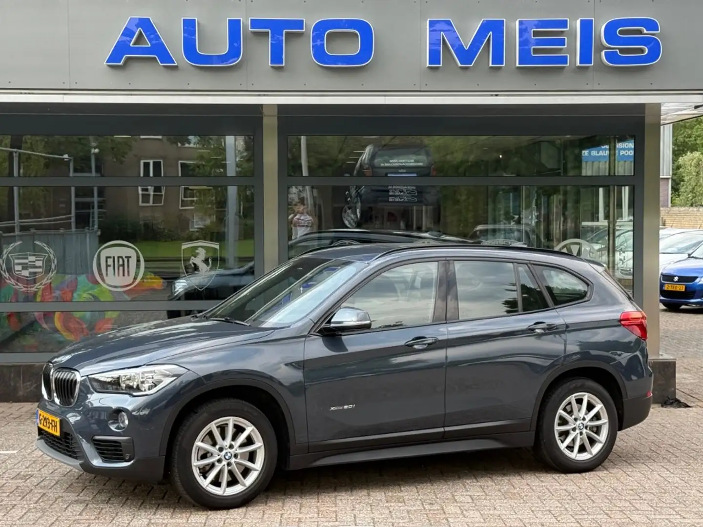 BMW X1 xDrive 20i Automaat Clima Cruise PDC Incl. onderho Gris - 1