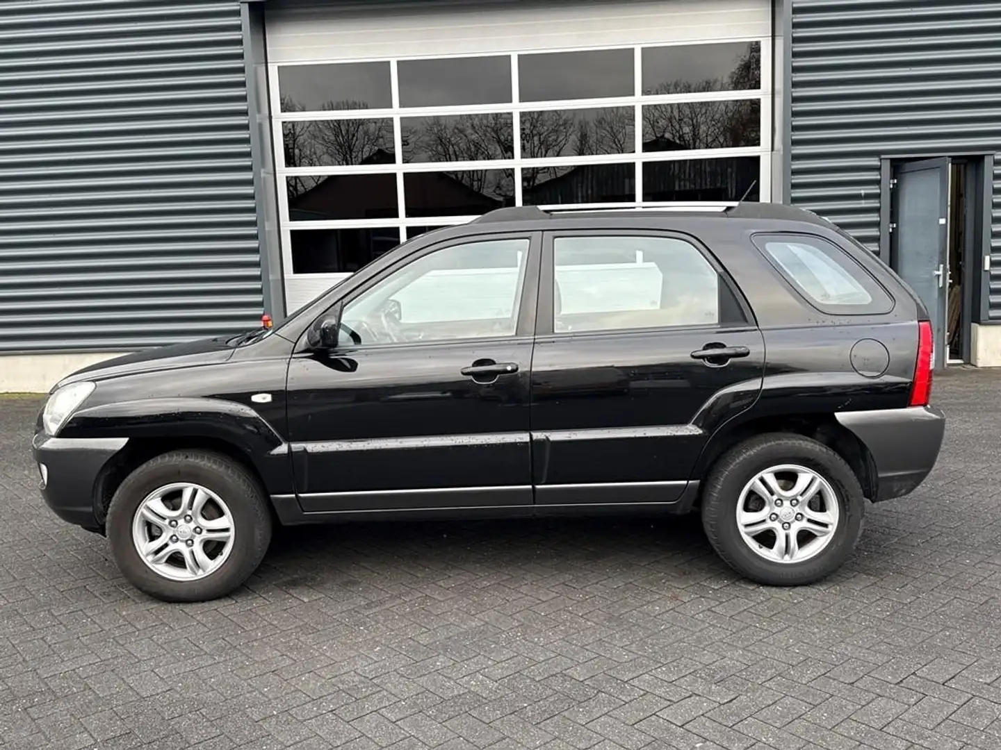 Kia Sportage 2.0 CVVT Executive, airco, trekhaak Zwart - 2