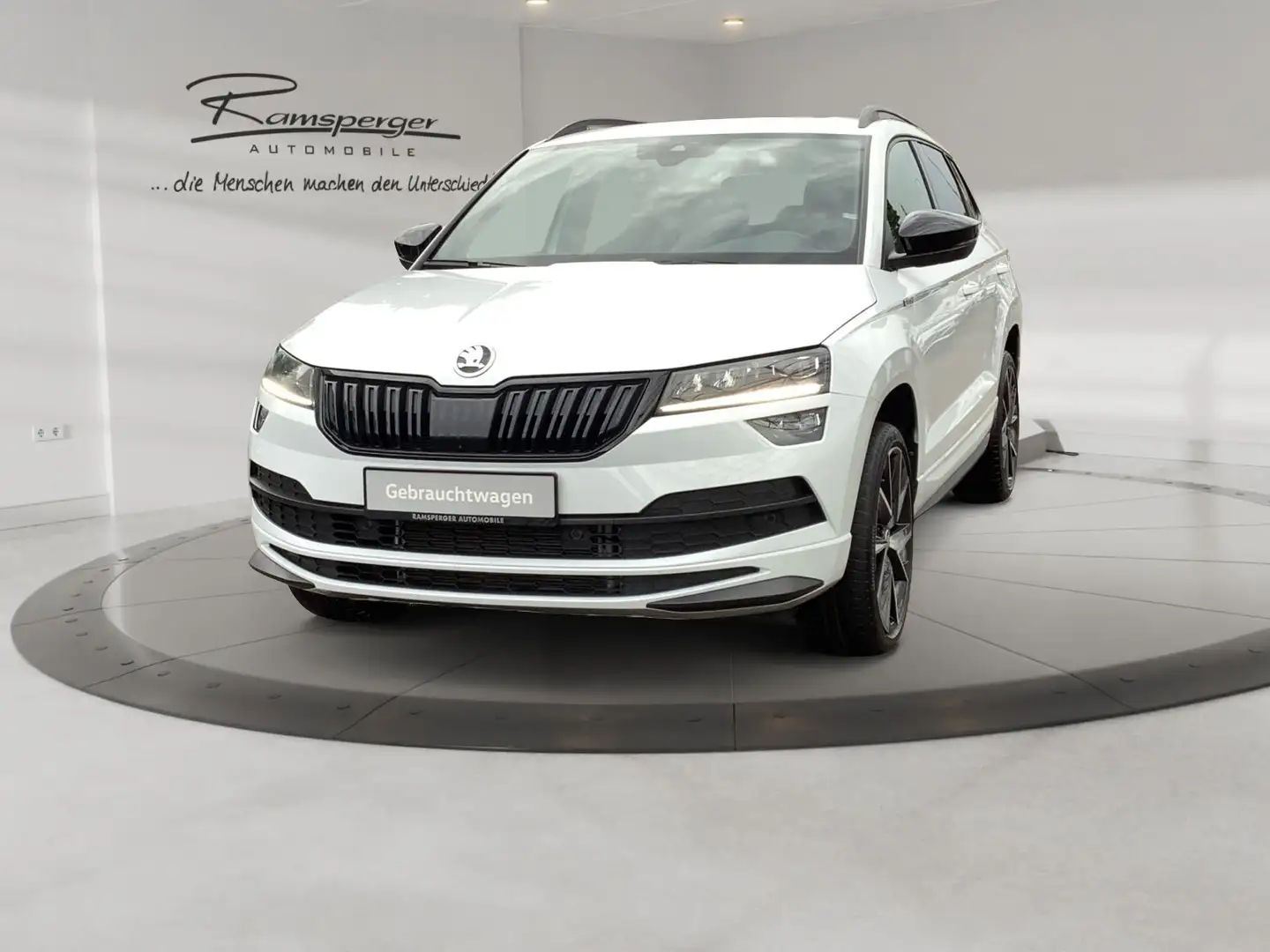 Skoda Karoq 1.5 TSI DSG Sportline AHK ACC Pano Kamera Weiß - 2