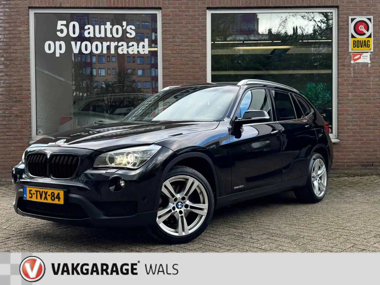 BMW X1 SDRIVE 20i CHROME LINE | AIRCO | NAVI | CRUISE | P Zwart - 1