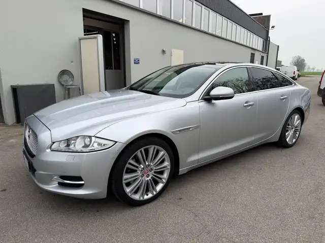 Jaguar XJ 3.0d V6 Portfolio auto my13