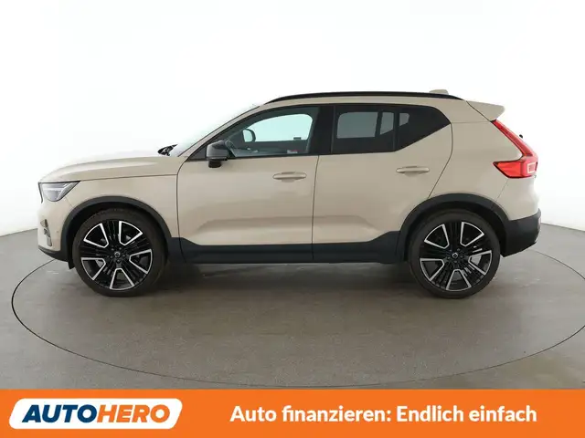 Volvo XC40 view 3