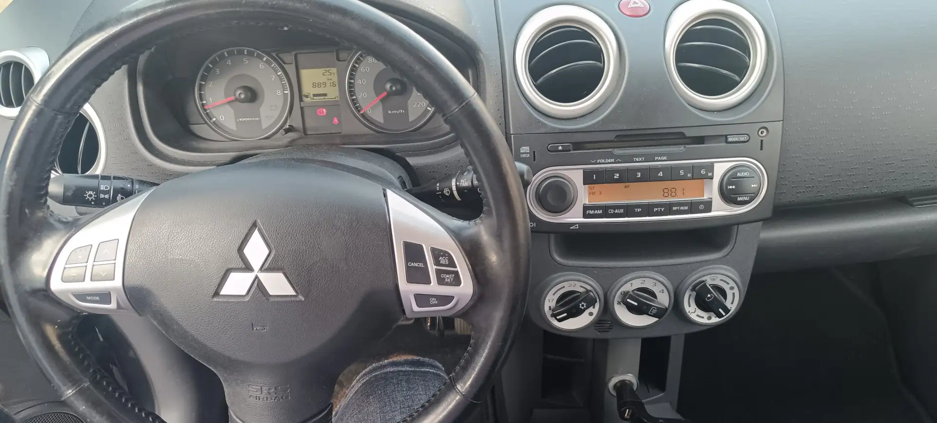 Mitsubishi Colt Gris - 1