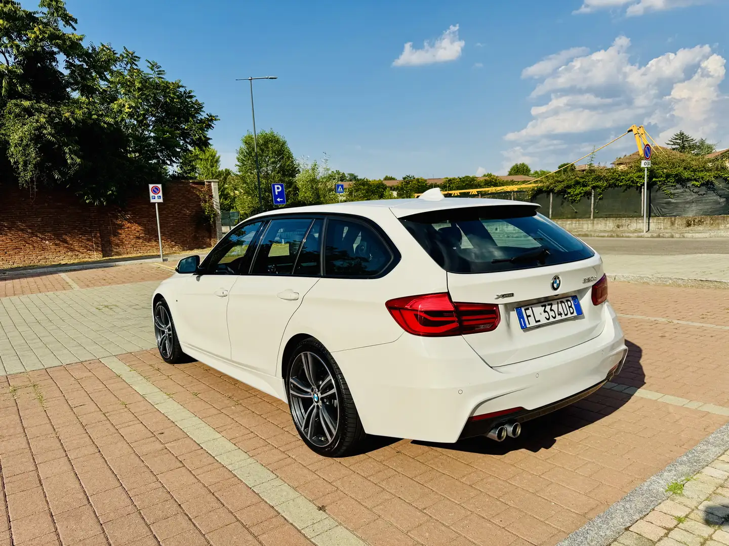 BMW 320 320d Touring xdrive Msport auto - 1
