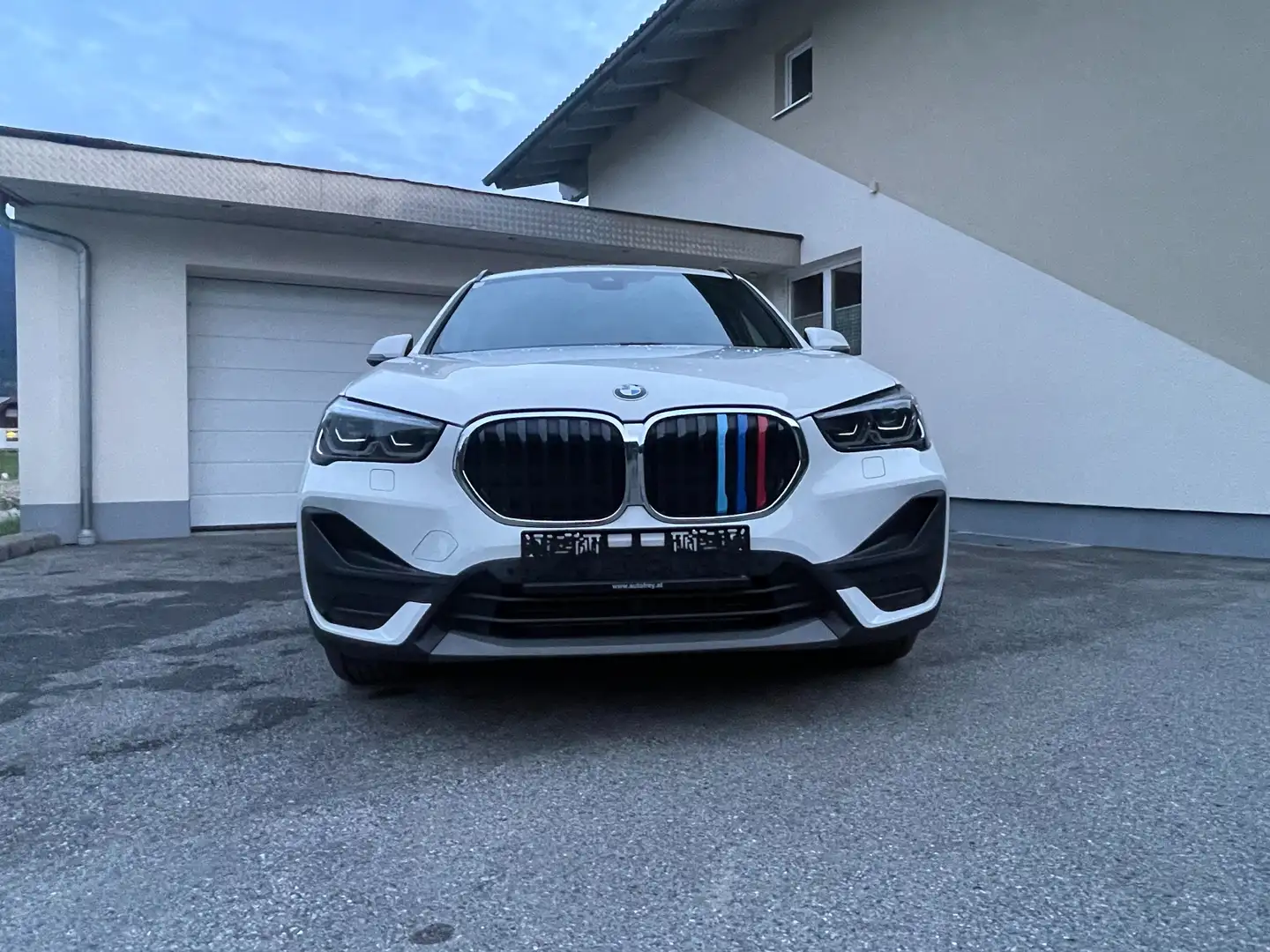 BMW X1 sDrive 18 d Advantage Sport mit AHK. Weiß - 1