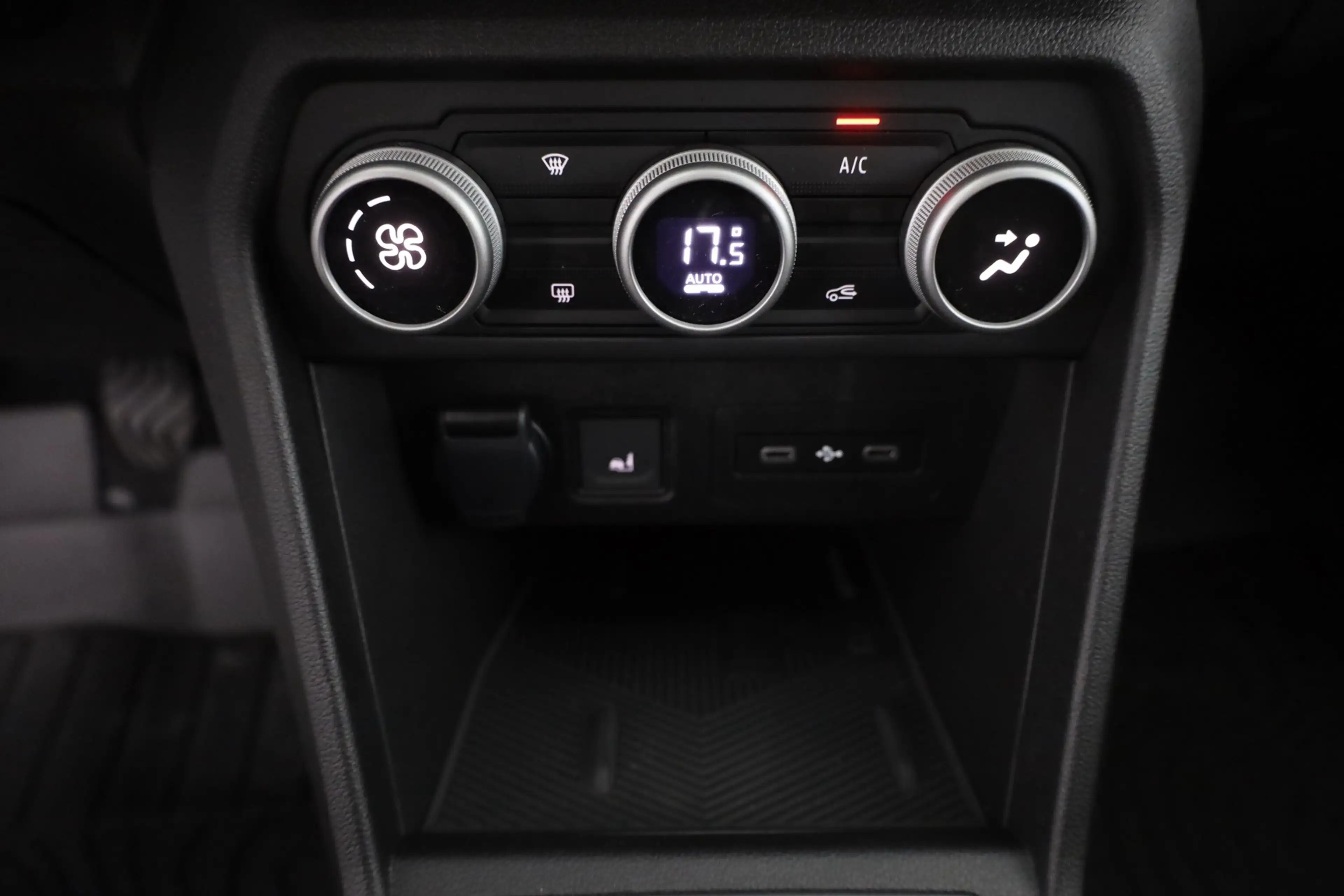 Dacia Jogger TCe 110 Extreme LED 7-Sitzer Kamera — photo 13