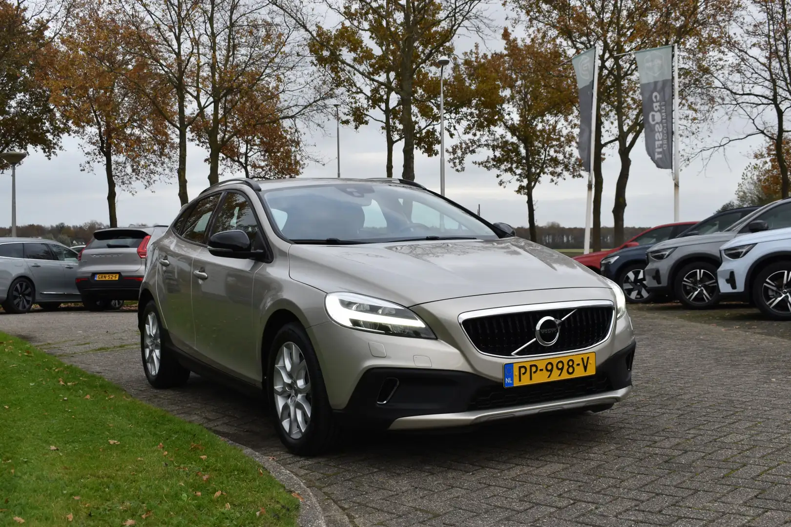 Volvo V40 Cross Country T3 153PK Automaat Nordic+ | Standkachel | Stoelver Beige - 2