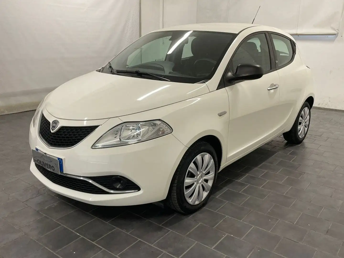 Lancia Ypsilon 1.2 69 CV 5 porte Gold Bianco - 2