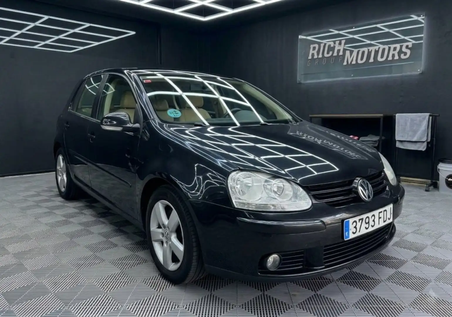 Volkswagen Golf Berlina Manual de 5 Puertas Negro - 1