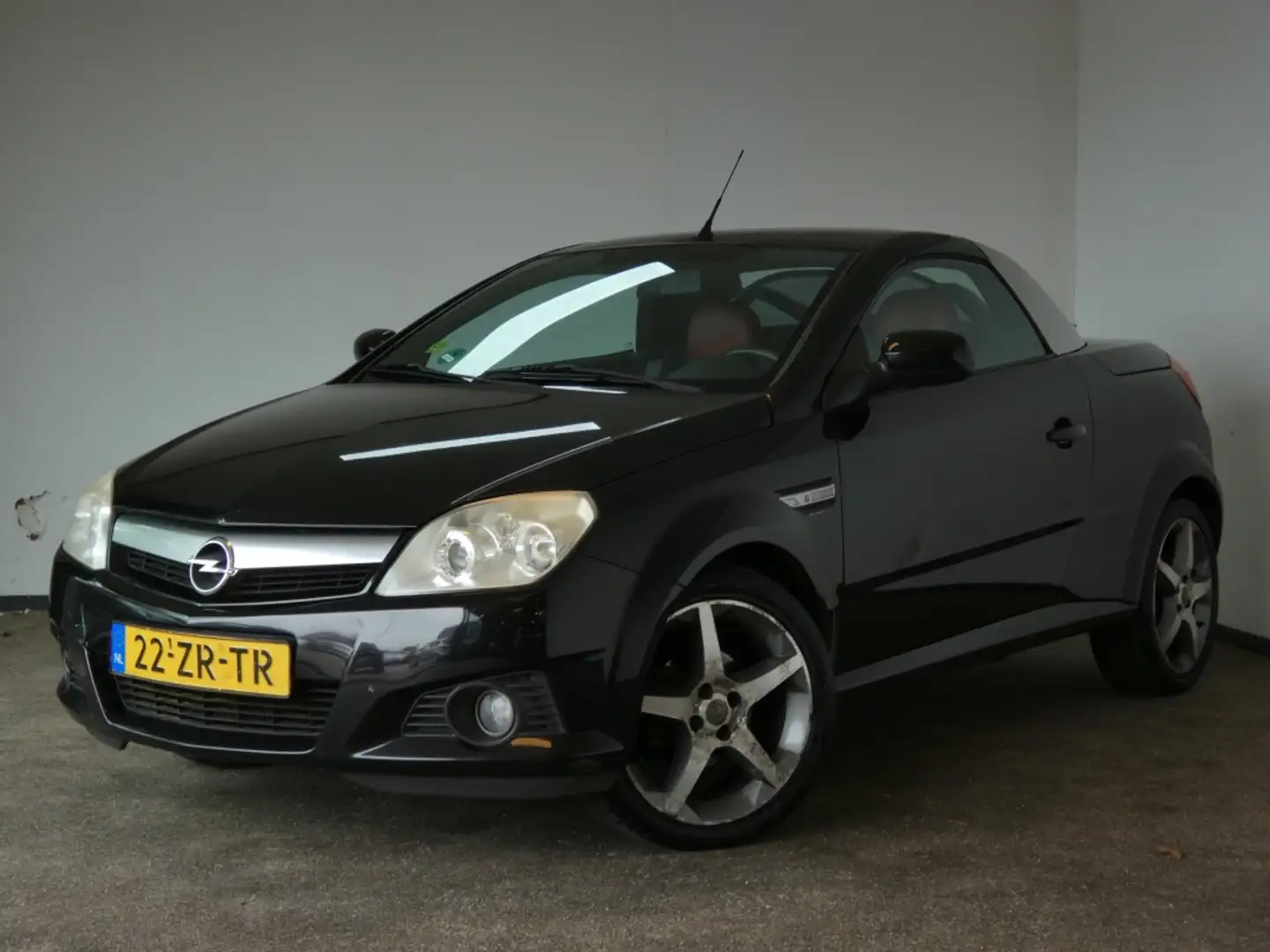 Opel Tigra TwinTop 1.4-16V Linea Nera Nwe APK Černá - 1