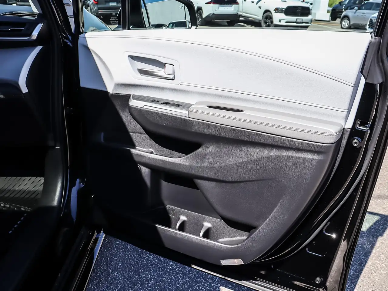 Toyota Sienna снимка Toyota Sienna