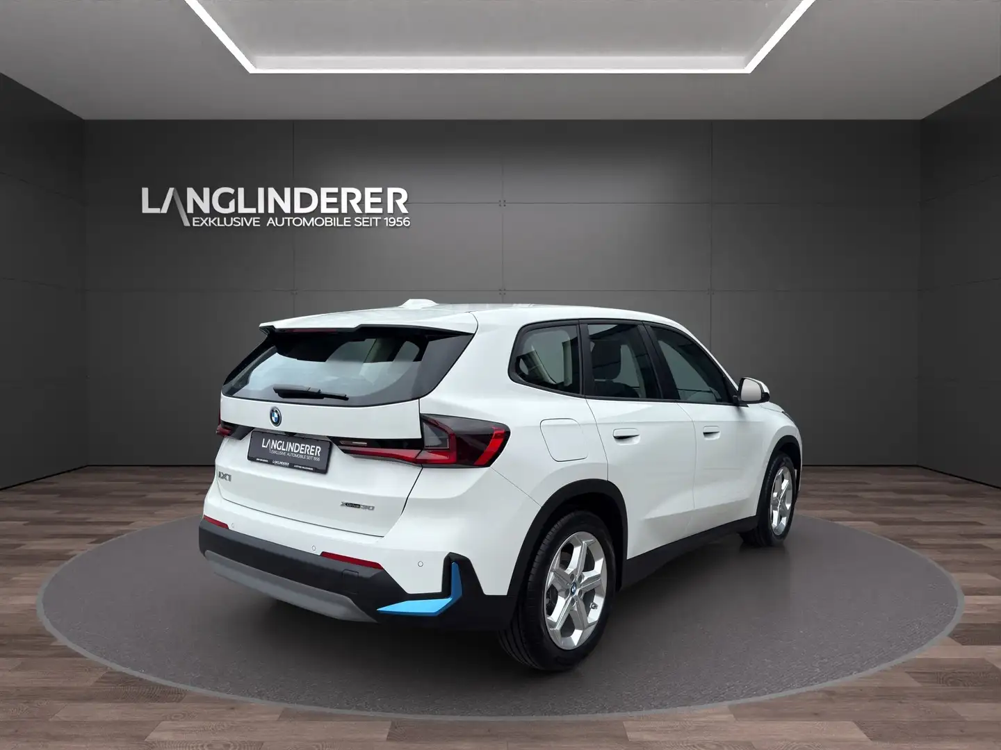 BMW iX1 xDrive30  NP62579,- ParkingAssist WirelessCharging Weiß - 2