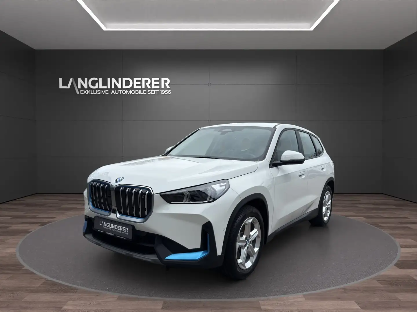 BMW iX1 xDrive30  NP62579,- ParkingAssist WirelessCharging Weiß - 1