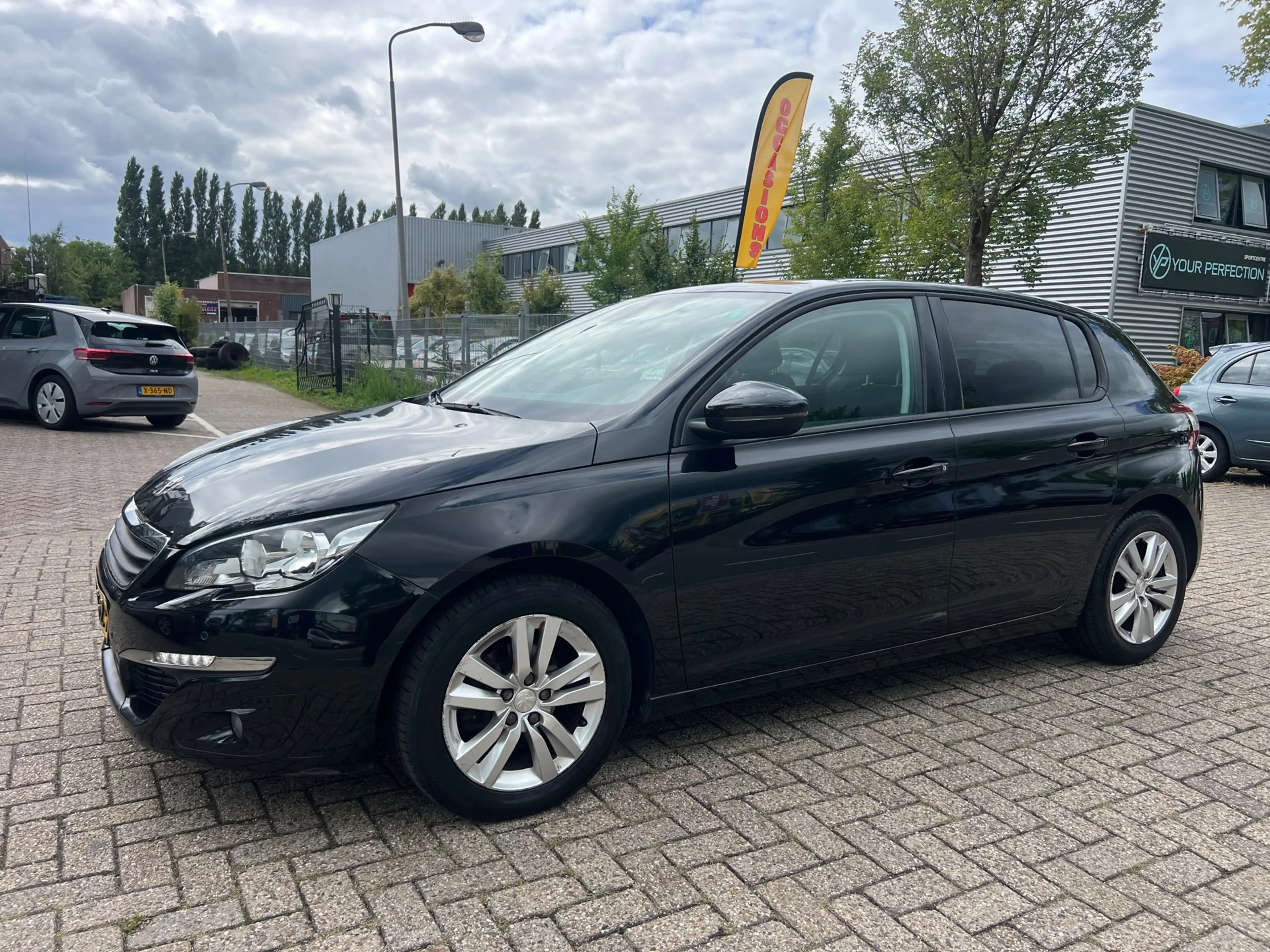 Peugeot 308 1.2 PureTech Blue Lease Executive - PANORAMA — photo 2