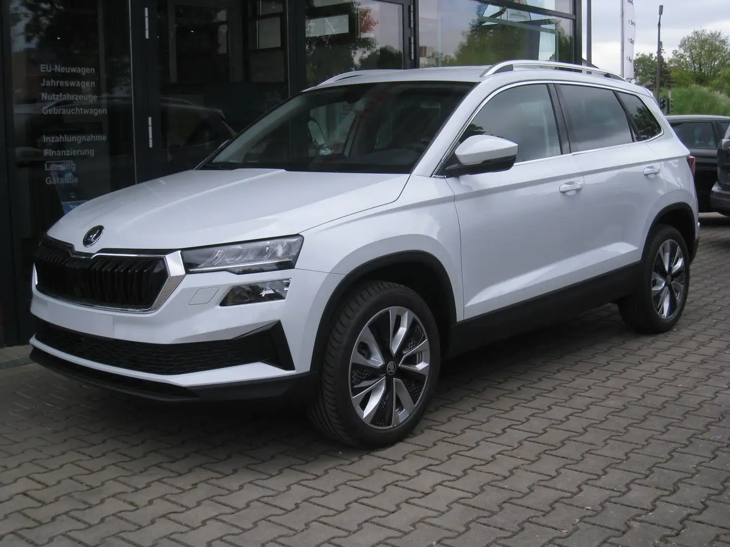Skoda Karoq 1.5TSI DSG - SELECTION *AHK*KAMERA*el.Heckkl*ACC Weiß - 2
