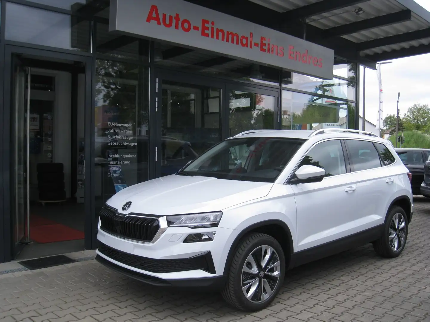 Skoda Karoq 1.5TSI DSG - SELECTION *AHK*KAMERA*el.Heckkl*ACC Weiß - 1