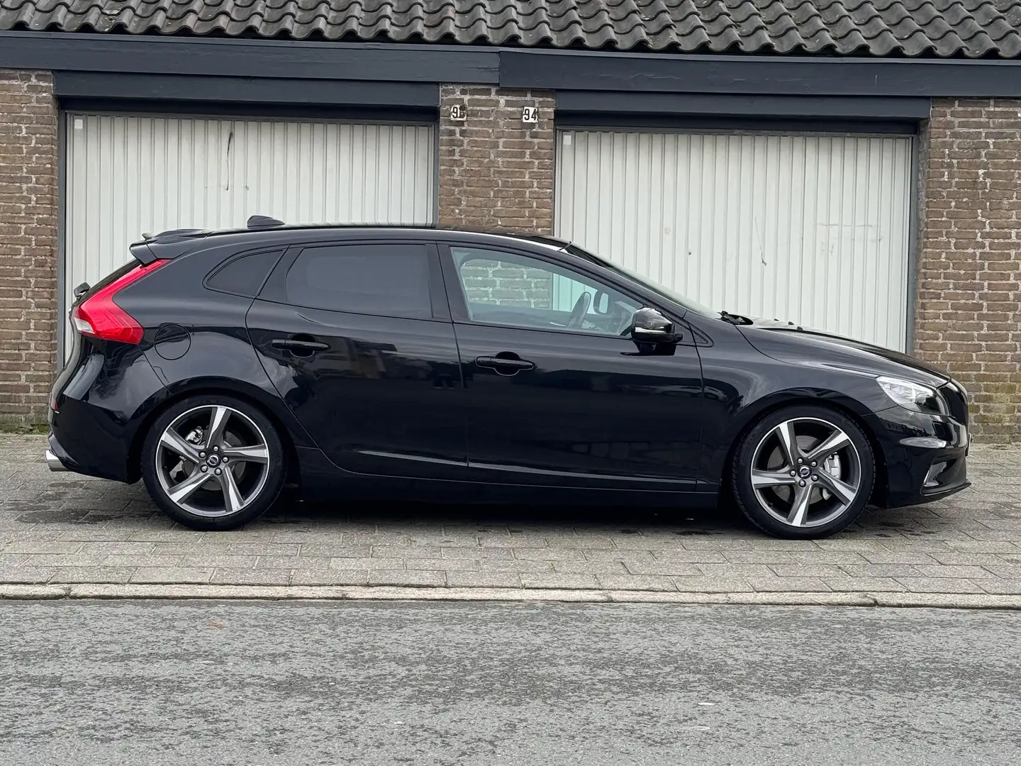 Volvo V40 T5 R-Design Zwart - 2