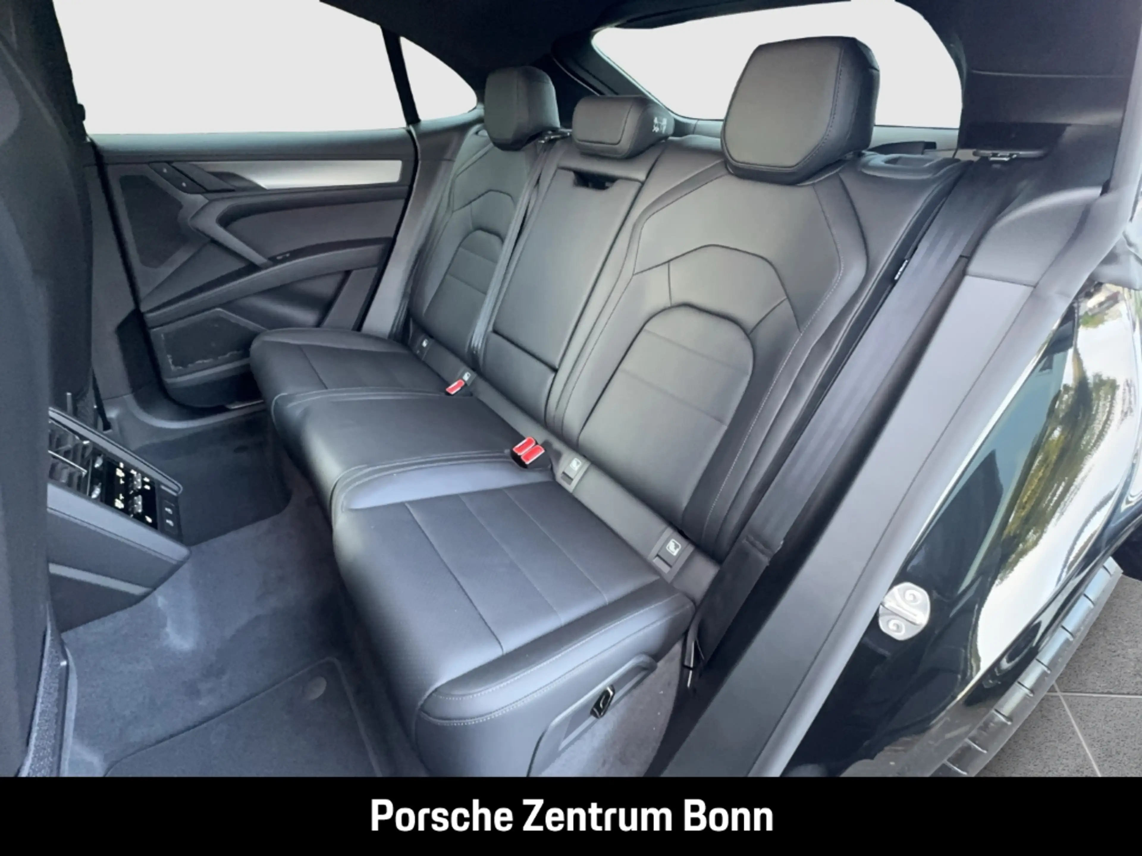 Porsche Cayenne Coupe Electric — photo 13