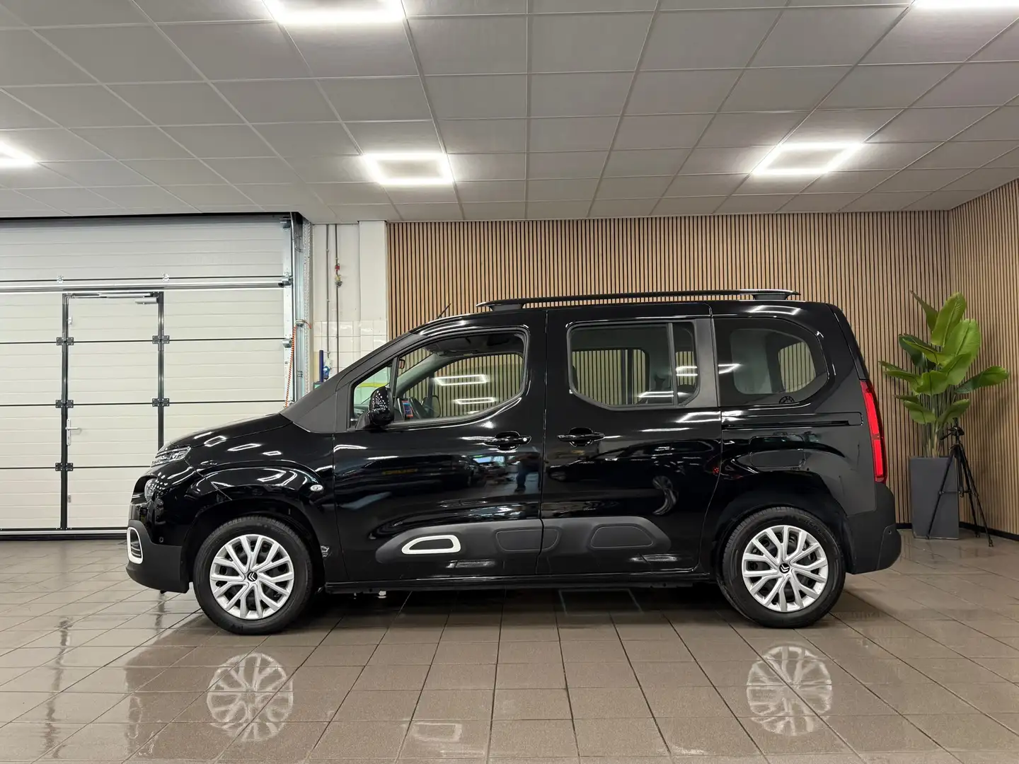 Citroen Berlingo 1.2 PureTech Feel * 20.445 km + NAP / Trekhaak / N Zwart - 2