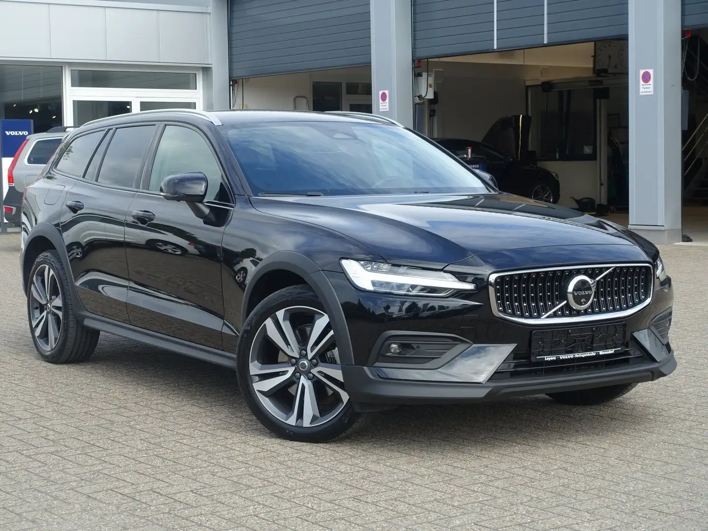 Volvo V60 CC Diesel Cross Country Plus/360°Cam/Standhz. Schwarz - 2