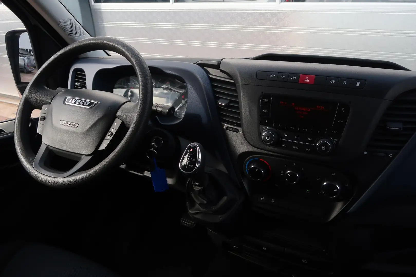 Iveco Daily 35S14V 300 L1H1 AUT/ 3,5t/ CAM/ CRUISE/ TREKHAAK/ Blanc - 2