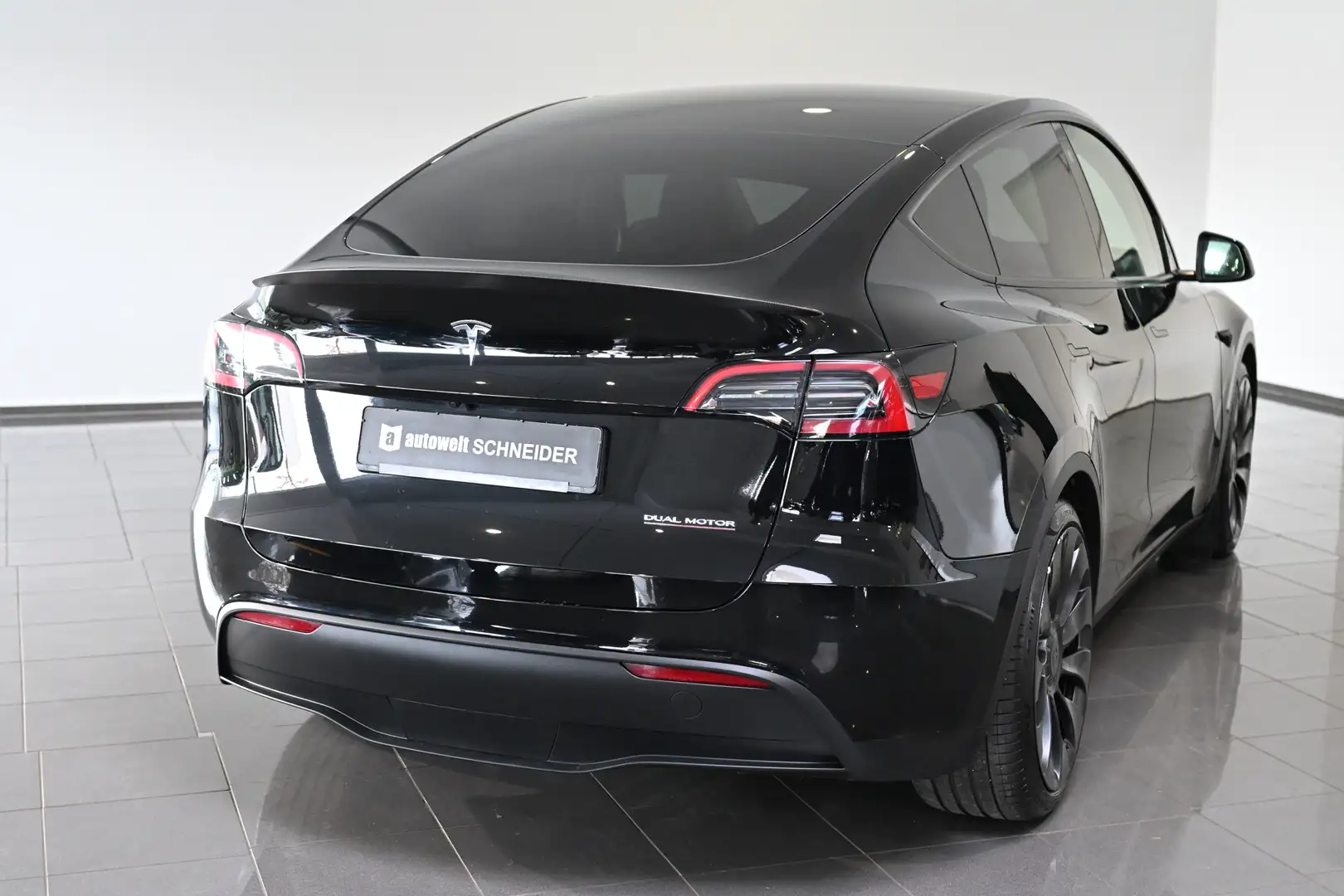 Tesla Model Y Long Range Dual AWD Performance AHK 21 Noir - 2