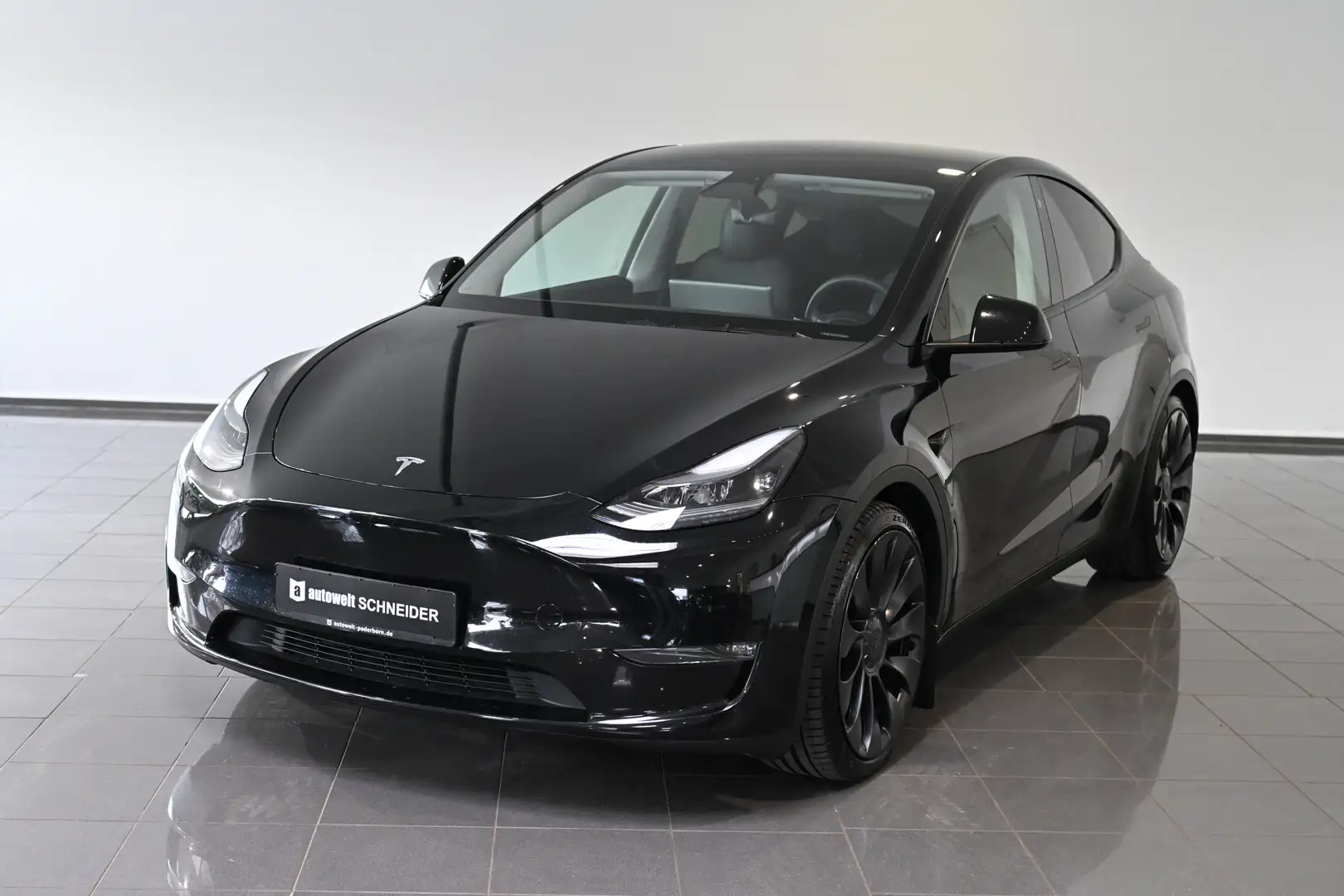 Tesla Model Y Long Range Dual AWD Performance AHK 21 Noir - 1
