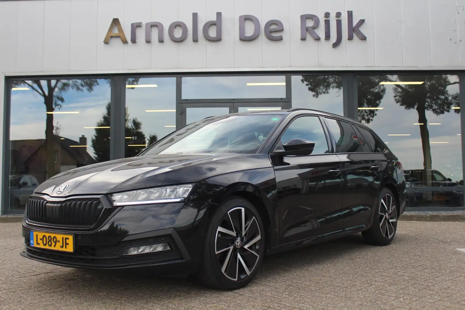 Skoda Octavia Combi 1.5 e-TSI Sport Business Zwart - 1