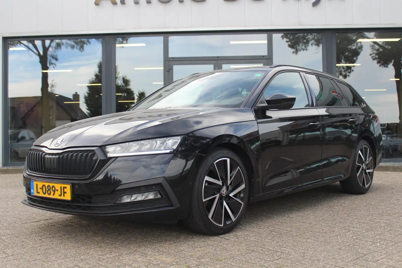 Skoda Octavia Combi 1.5 e-TSI Sport Business Zwart - 2