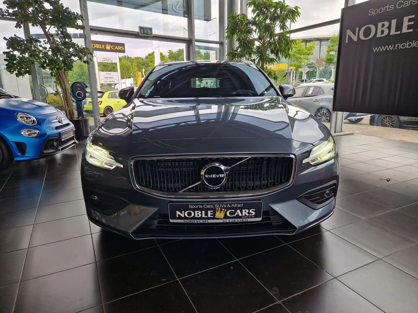 Volvo V60 Kombi Momentum Pro LED NAVI LEDER Gris - 2