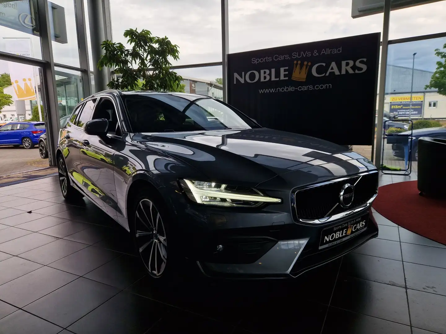 Volvo V60 Kombi Momentum Pro LED NAVI LEDER Gris - 1