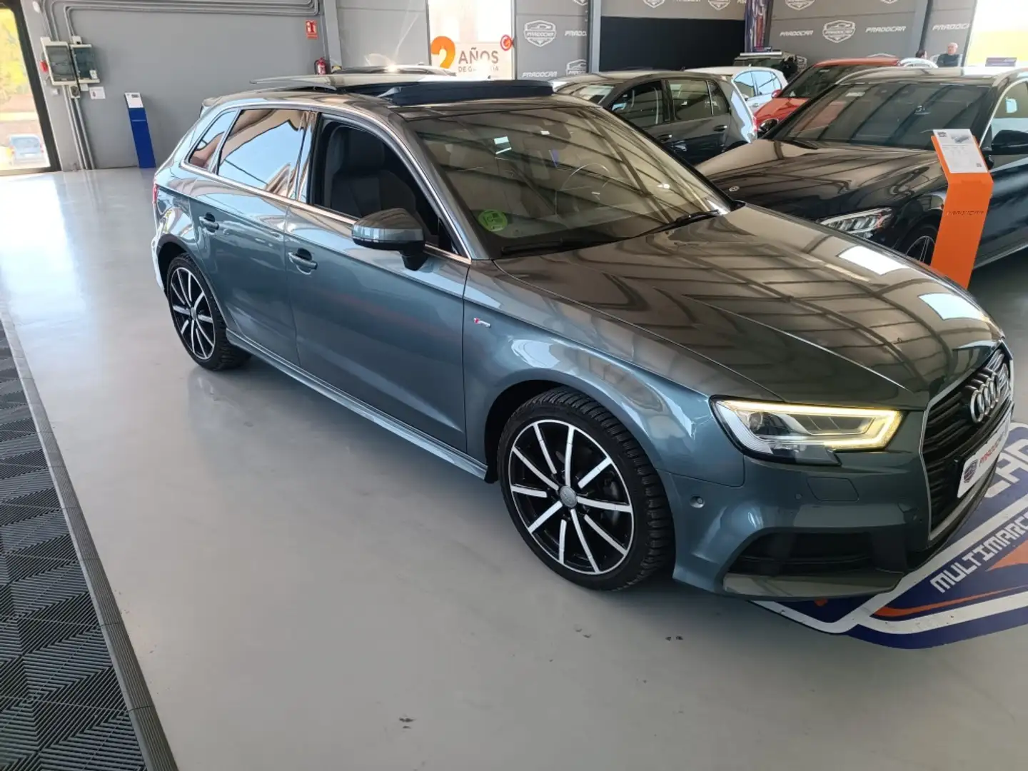 Audi A3 Sportback 1.6TDI S tronic 85kW Серебристый - 1