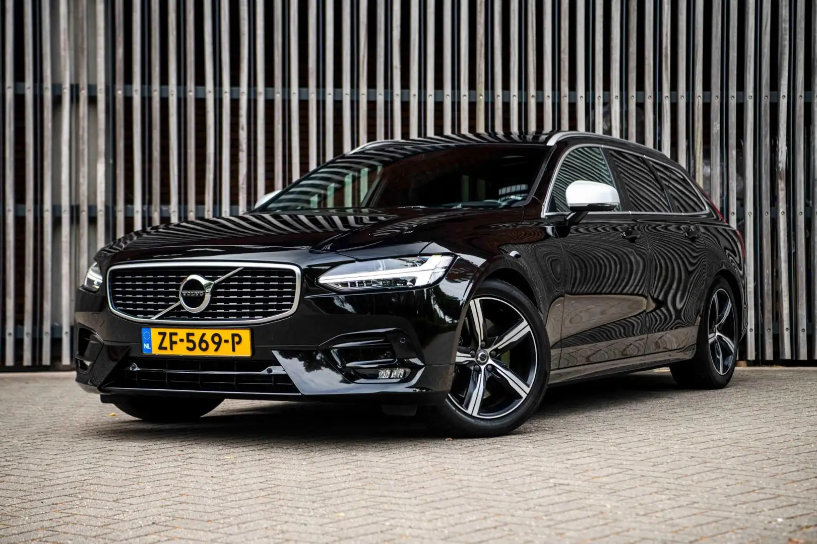 Volvo V90 2.0 T4 190pk R-Design |NL-AUTO|DEALER ONDH|Panoram Zwart - 1