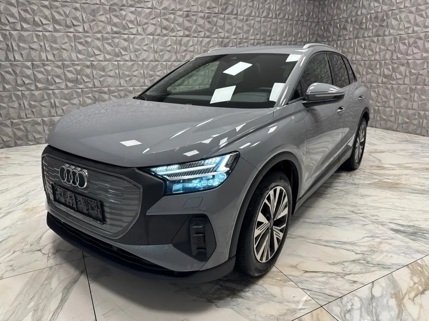 Audi Q4 e-tron e-tron 45 e-tron basis * VOLL FAHRBEREIT * Grau - 1