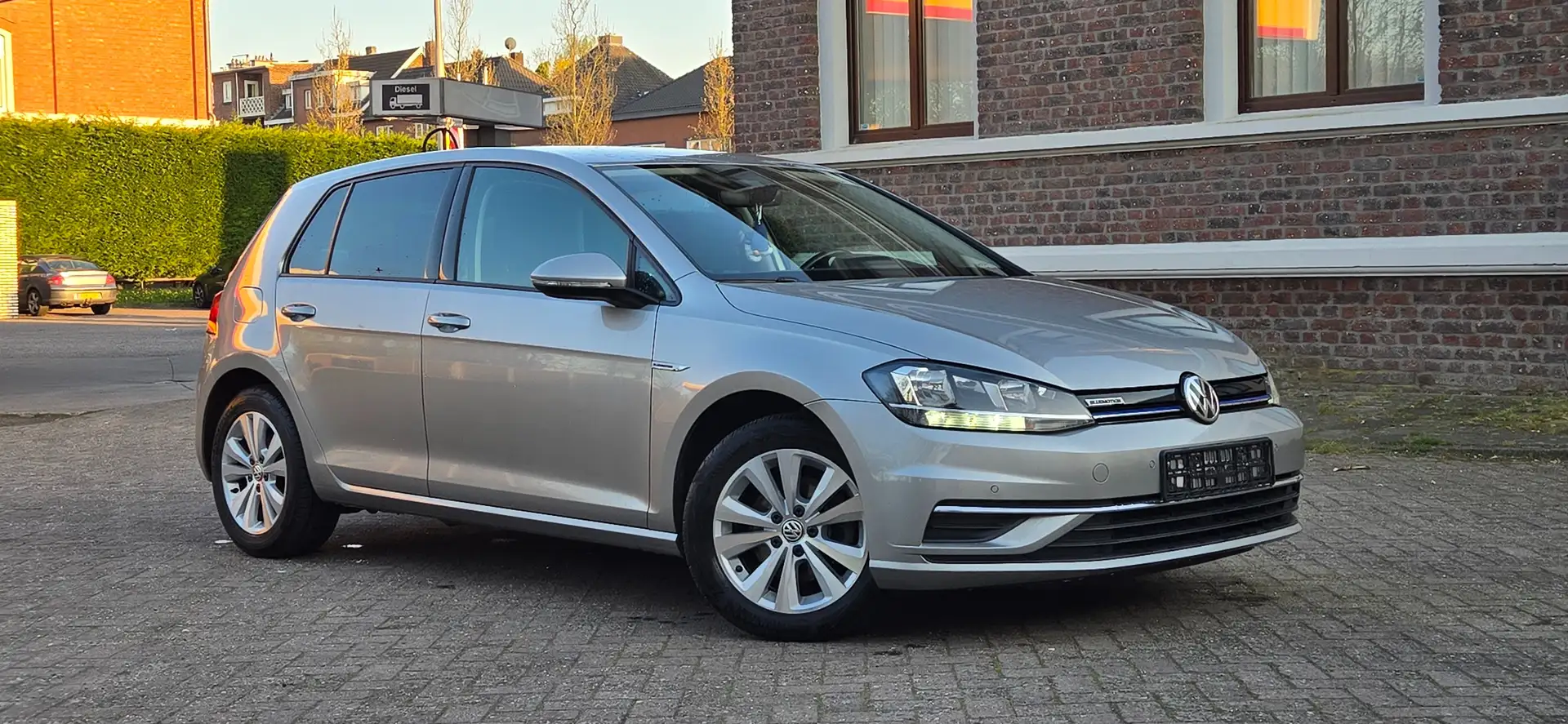Volkswagen Golf 1.5 TGI BlueMotion DSG Aut. BENZIN & GAS Grau - 2