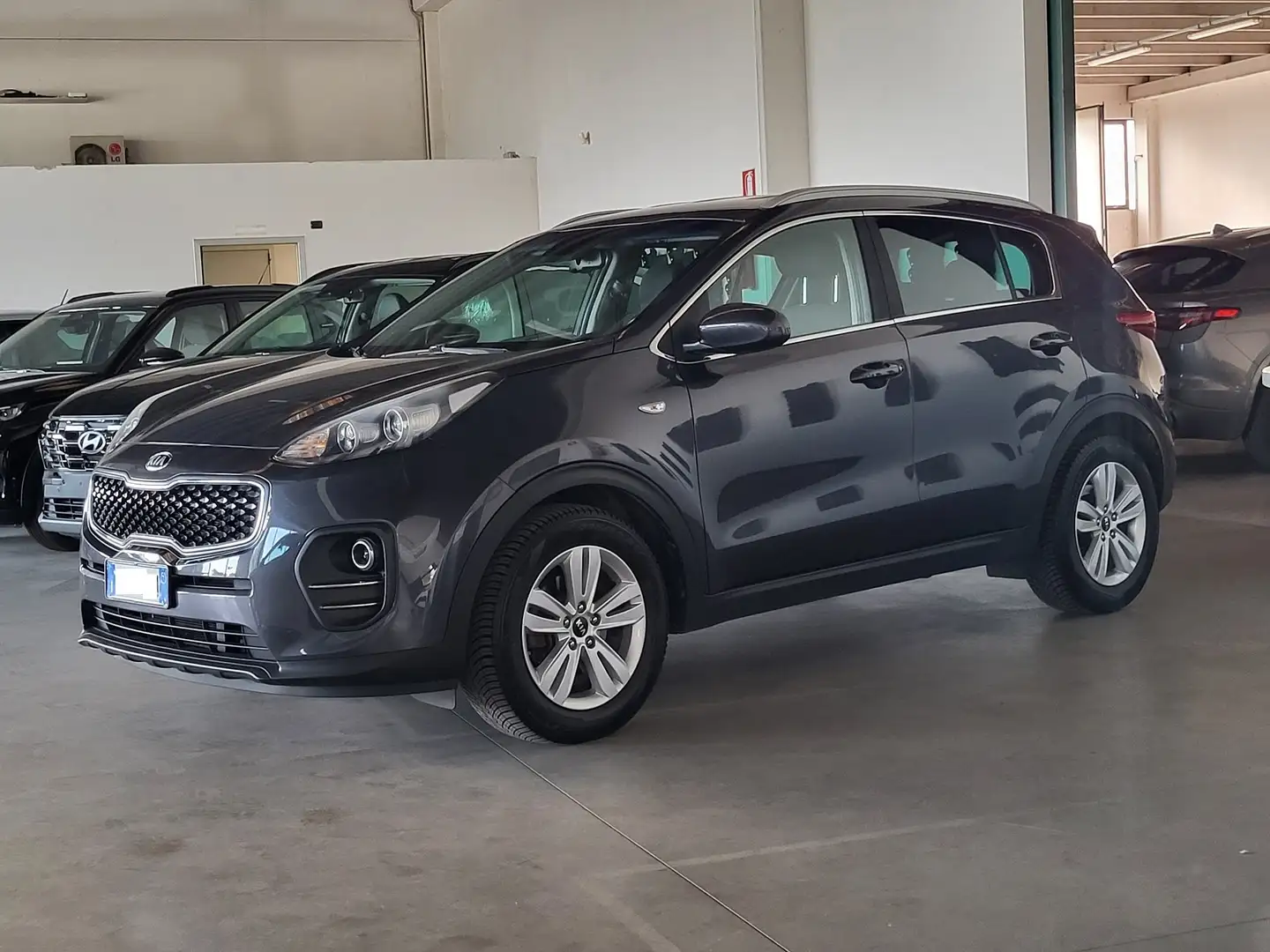 Kia Sportage 1.7 crdi Business Class DCT7 automatico Grigio - 2