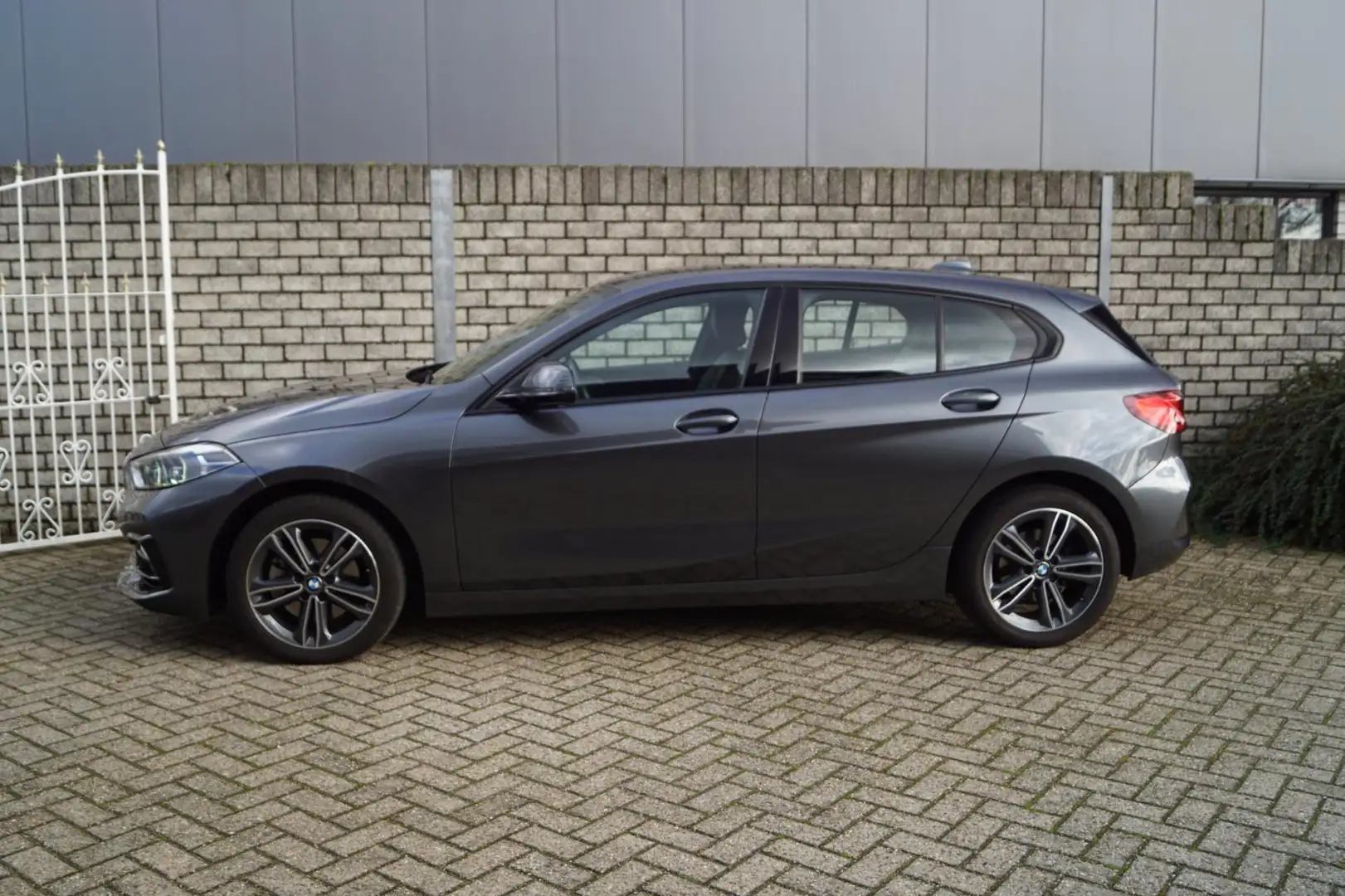 BMW 118 1-serie 118i High Executive Edition Sport Line 5 D Grijs - 2
