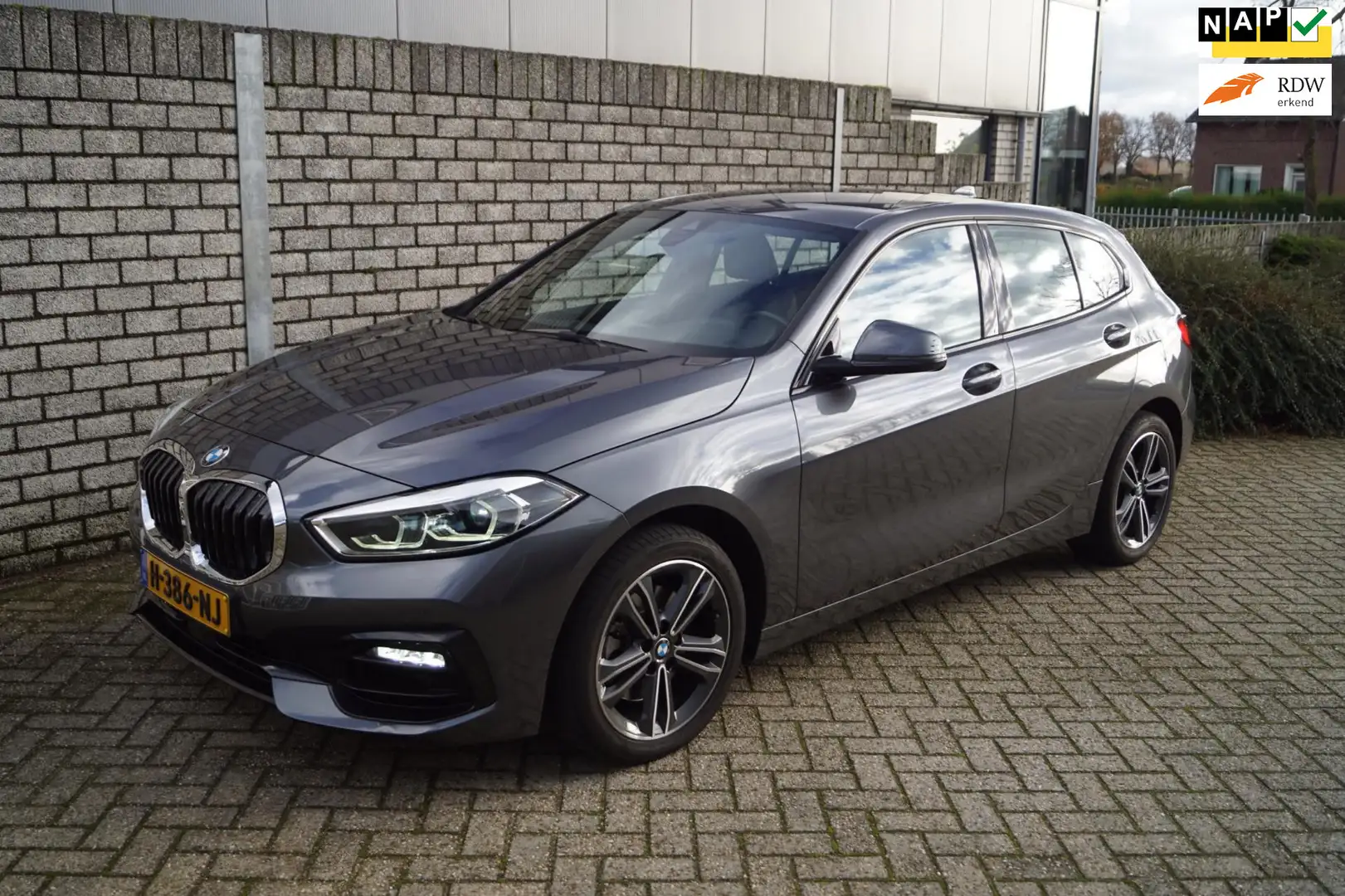 BMW 118 1-serie 118i High Executive Edition Sport Line 5 D Grijs - 1
