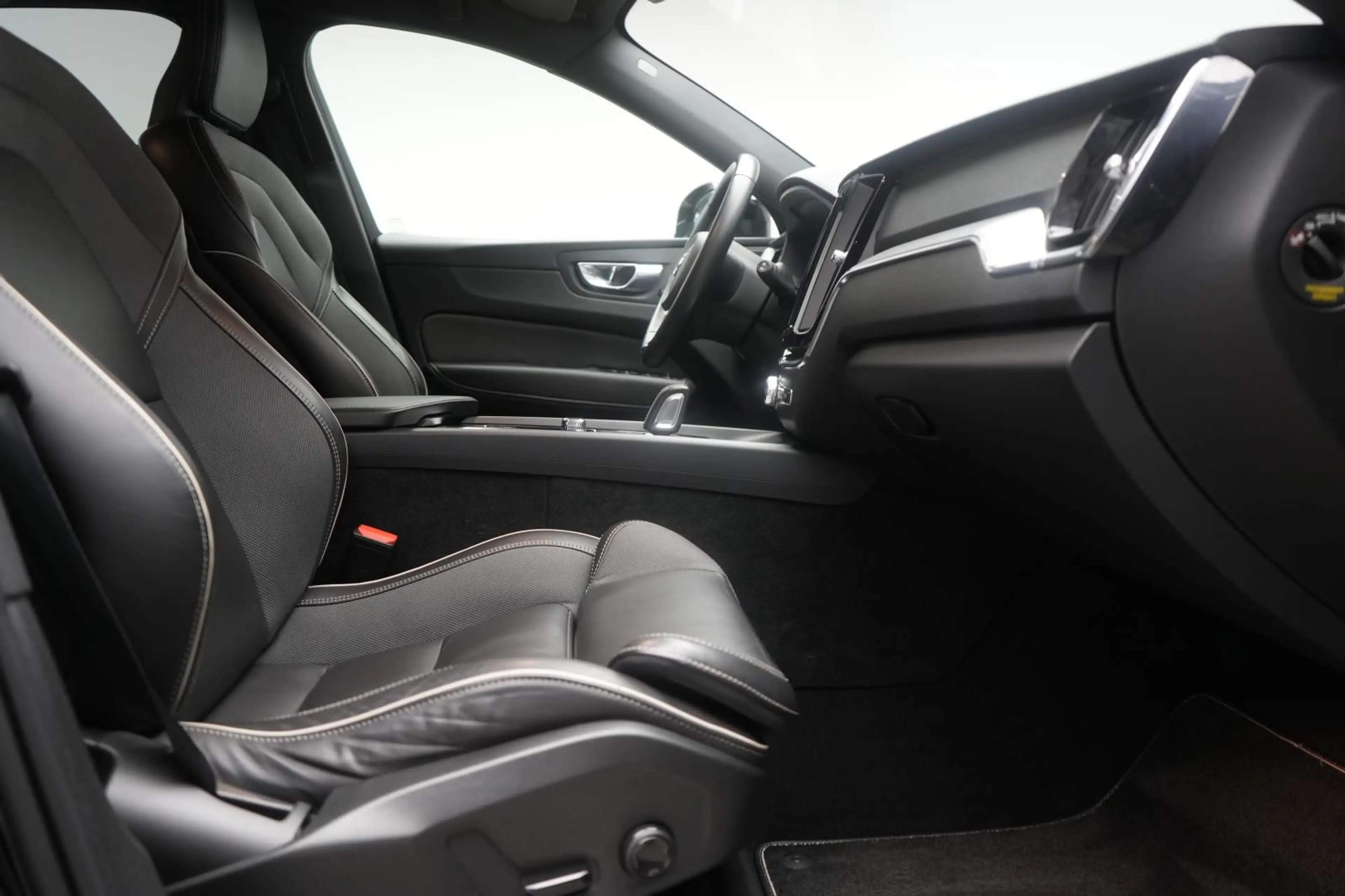 Volvo XC60 B5 D AWD R Design Leder/Kamera/LED — photo 6