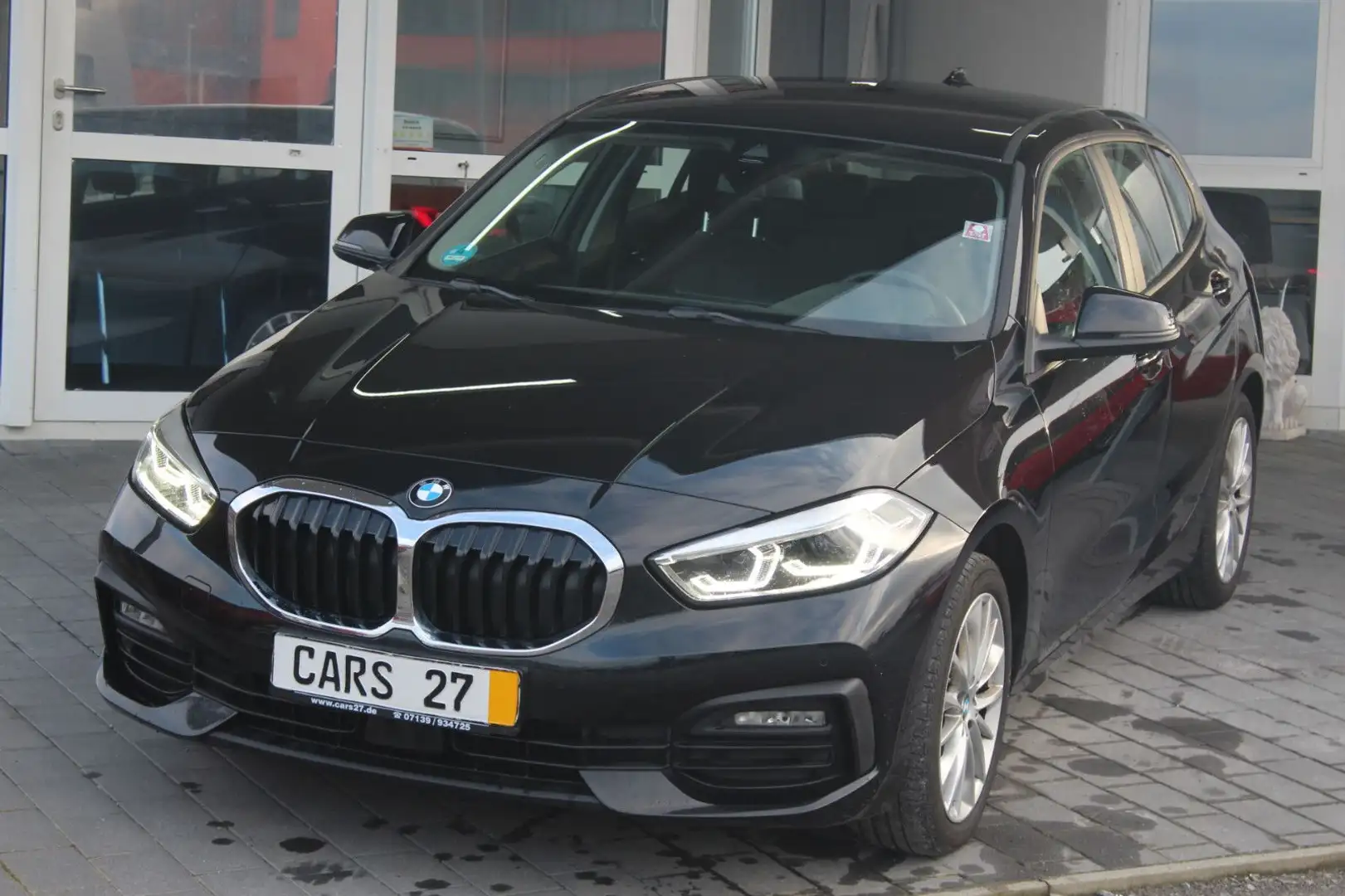 BMW 118 i Aut.Navi SHZ PDC ALU LED Tempomat Schwarz - 1